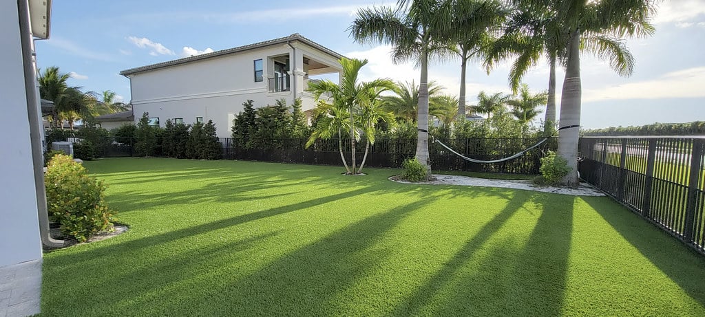 Coastal residential lawn featuring ForeverLawn synthetic grass Rockport, TX