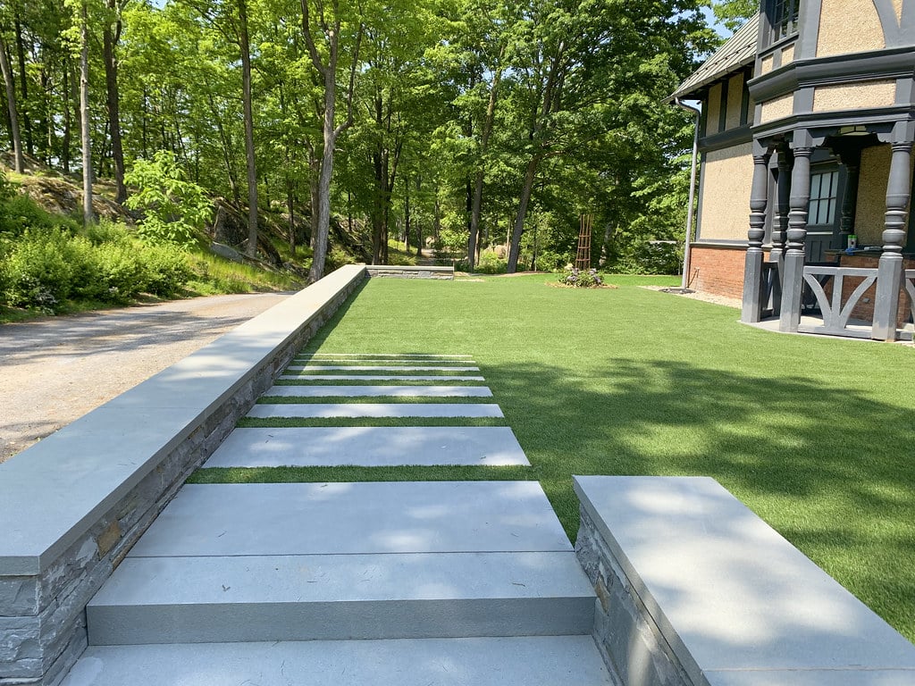 Residential lawn featuring ForeverLawn synthetic grass Locust Grove, GA